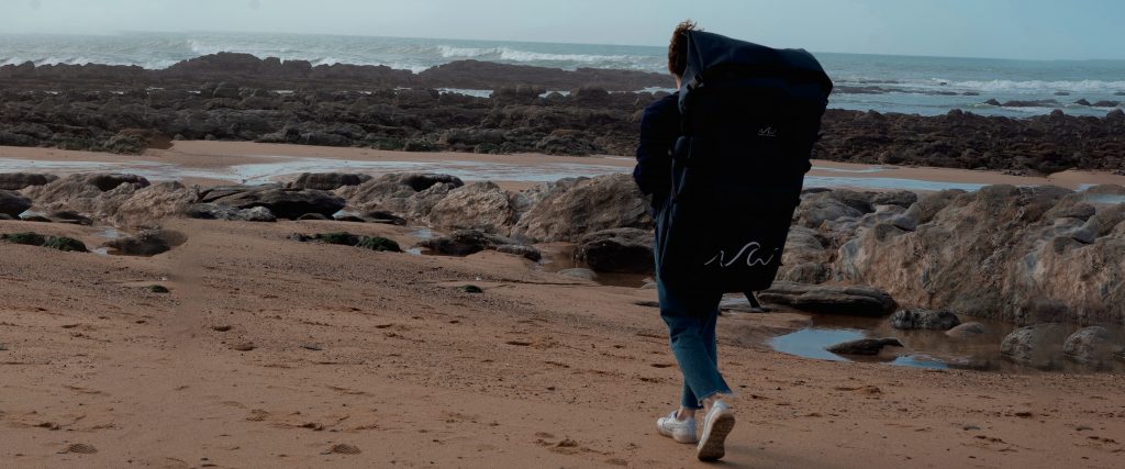 Les avantages d’une planche de surf démontable rangée dans un sac à dos