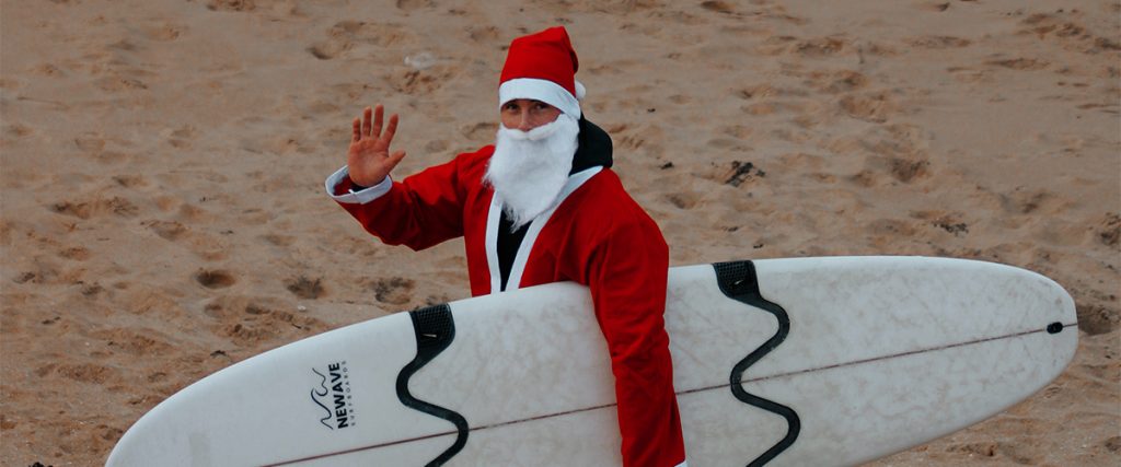 Idées de cadeaux de Noël pour un surfeur : les incontournables !